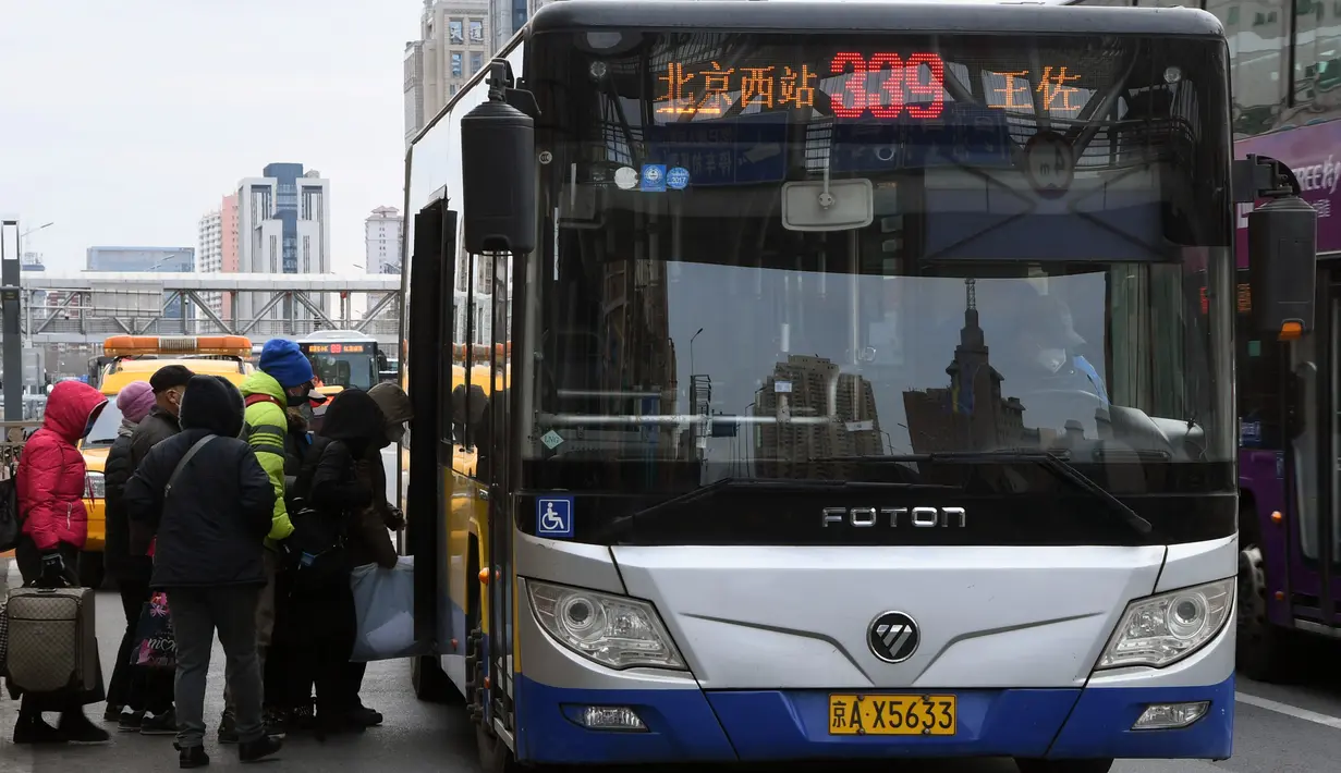 Warga mengantre untuk naik bus di sebuah terminal bus di Beijing, ibu kota China, pada 3 Februari 2020. Beijing Public Transport Corporation telah mengambil sejumlah langkah seperti melakukan pembersihan dan disinfeksi pada bus untuk mencegah penyebaran coronavirus baru. (Xinhua/Ren Chao)