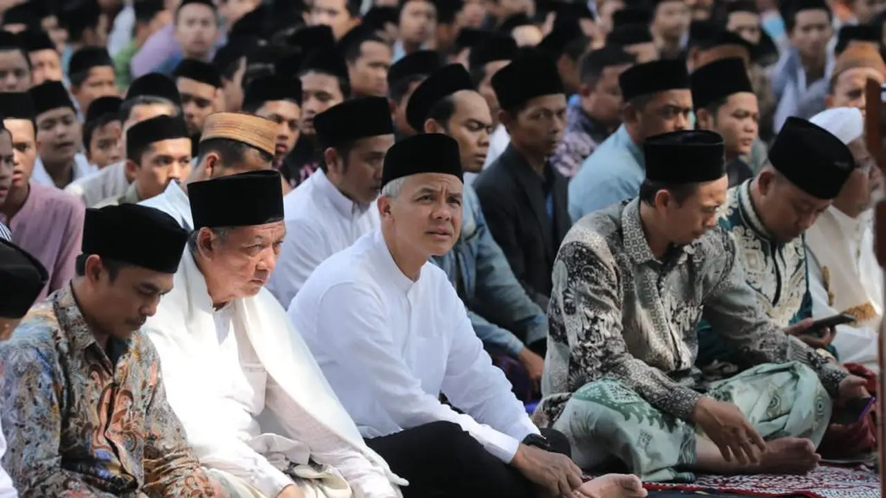 Bakal Calon Presiden Ganjar Pranowo melakukan silahturahmi dengan pimpinan dan pengurus Ponpes se-Kabupaten Cianjur. Acara ini digagas oleh Himpunan Santri Nunsantara (Hisnu) berlangsung di Pondok Pesantren (Ponpes) Al-Ittihad Cianjur, Jawa Barat, Kamis (