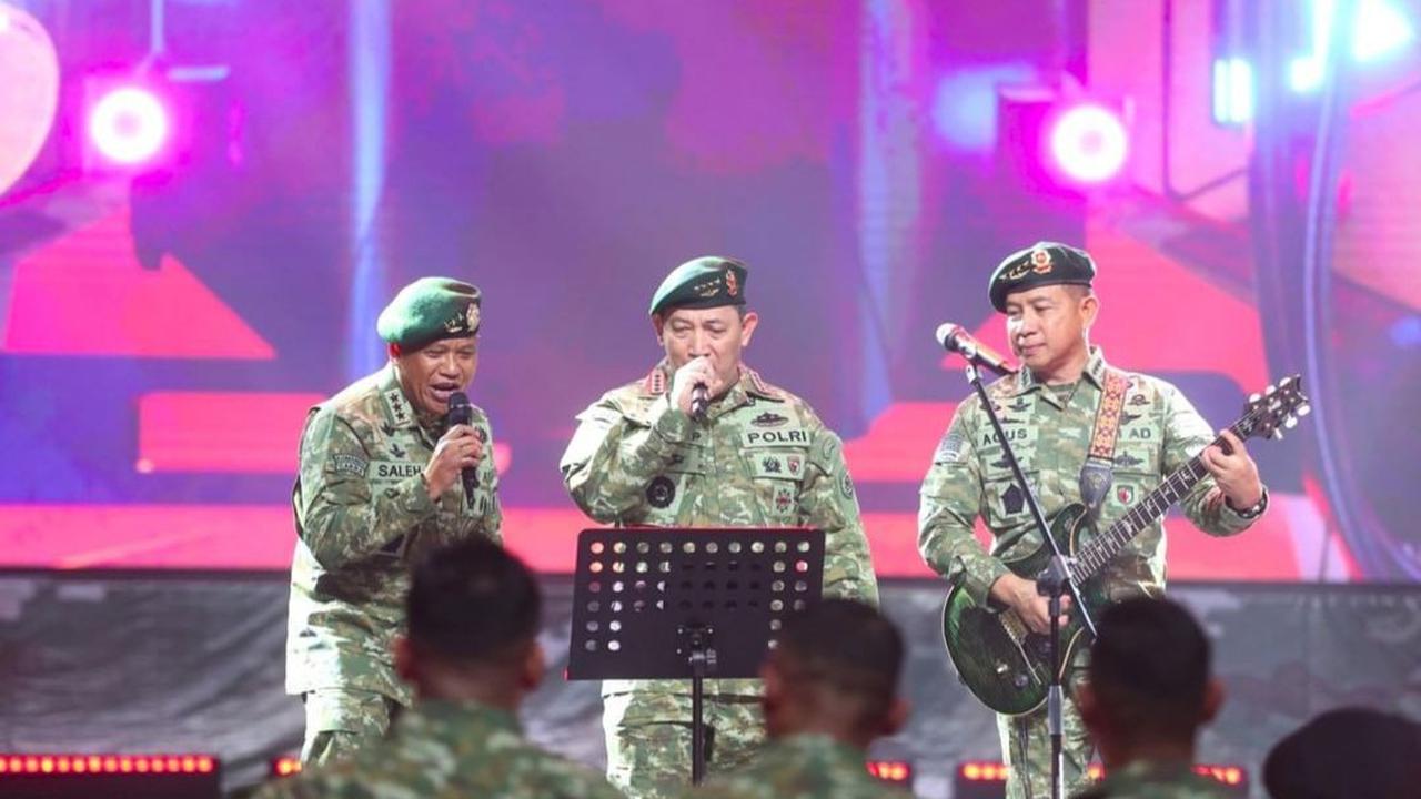 Di acara tersebut, Panglima TNI dan Pangkostrad sempat tampil untuk menyanyi dan menghibur para tamu undangan.