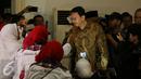 Cagub DKI Jakarta, Basuki Tjahaja Purnama (kanan) menyalami Relawan Nusantara saat menghadiri peringatan Maulid Nabi Muhammad SAW 1438H di Jakarta, Minggu (15/1). Acara dihadiri ratusan anggota Relawan Nusantara. (Liputan6.com/Helmi Fithriansyah)