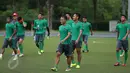 Jelang laga lanjutan penyisihan grup A SEA Games 2015, timnas Indonesia U-23 melakukan latihan di Temasek Polytechnic, Singapura, Kamis (4/6/2015). Tampak, sejumlah penggawa timnas Indonesia usai melakukan latihan. (Liputan6.com/Helmi Fithriansyah)