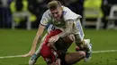 Gelandang Real Madrid, Toni Kroos ditekel saat bertanding melawan Athletic Bilbao pada pertandingan lanjutan La Liga Spanyol di Santiago Bernabeu di Madrid, Spanyol, Kamis (2/12/2021). Kemenangan atas Bilbao membuat Madrid kokoh di puncak klasemen dengan 36 poin. (AP Photo/Bernat Armangue)