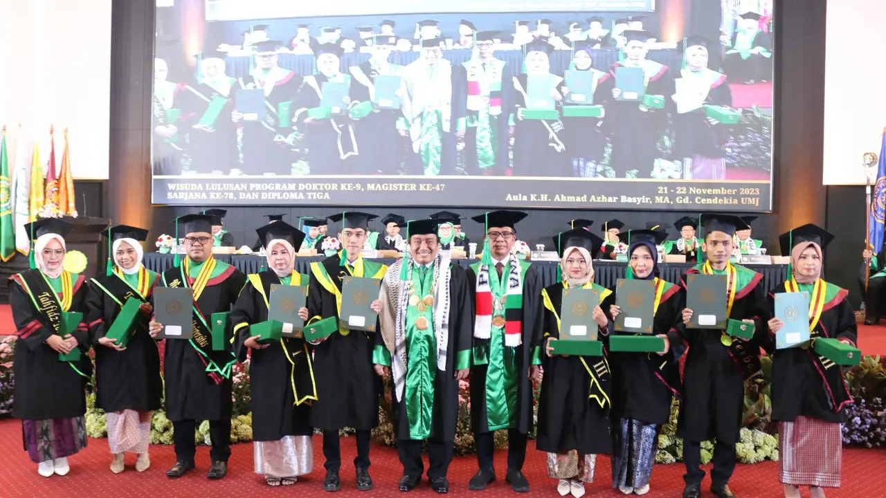 Rektor UMJ mengenakan syal bendera Palestina saat acara wisuda. (Istimewa)