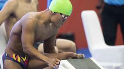 Aksi Aris perenang Indonesia yang berhasil meraih medali perak di nomor 100 meter gaya dada klasifikasi SB7 pada Asian Para Games 2018, Gelora Bung Karno Jakarta, Senin (8/10/2018).  (Bola.com/Peksi Cahyo)