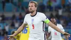 Harry Kane telah berkontribusi mencetak dua gol di perempatfinal ketika Inggris menghadapi Ukraina. Meski awalnya sempat tampil kurang meyakinkan bersama The Three Lions di babak penyisihan, Kane berhasil menjadi salah satu kadidat pencetak gol terbanyak di Euro 2020. (Foto: AFP/Pool/Ettore Ferri)