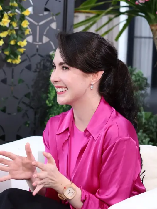 Makeup flawless yang tak berlebihan justru membuat Arumi terlihat lebih glowing. Bibirnya dipulas lipstik berwarna merah muda yang lembut. [Foto: Instagram/arumibachsin_94]