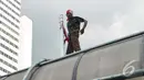 Seorang pria nekat melakukan aksi di atap jembatan penyeberangan orang (JPO) di Jl MH Thamrin, Jakarta Pusat (Liputan6.com/Johan Tallo)