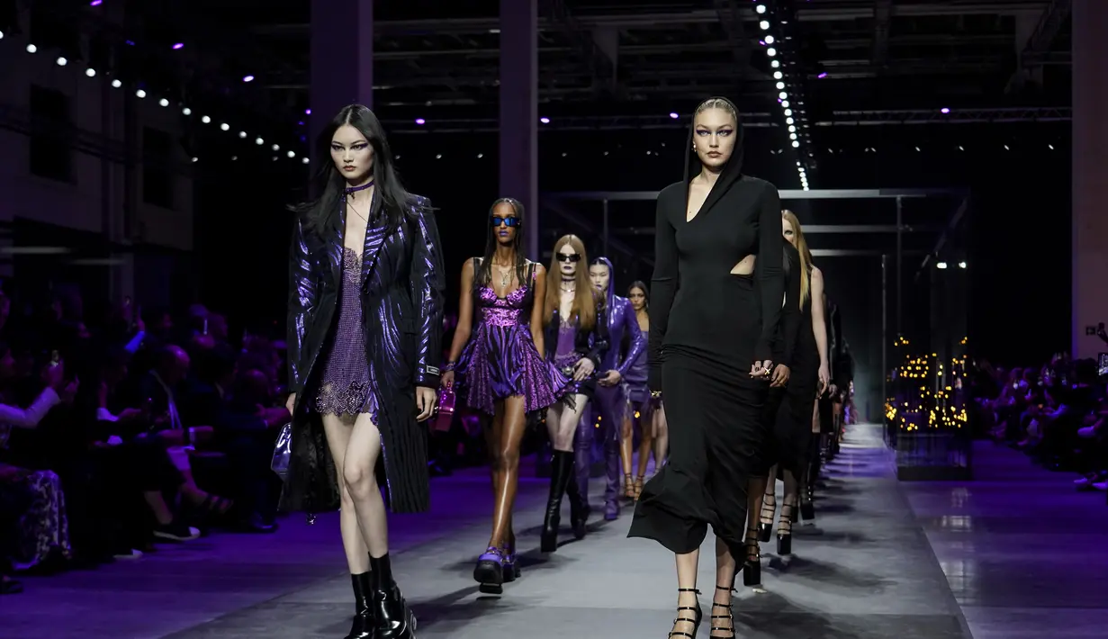 Gigi Hadid berjalan di catwalk mengenakan kreasi bagian dari koleksi Musim Semi Musim Panas 2023 wanita Versace selama event Milan Fashion Week di Milan, Italia (23/9/2022). Gigi memakai heels super tinggi yang digunakannya akan menunjang catwalknya untuk Versace. (AP Photo/Alberto Pezzali)