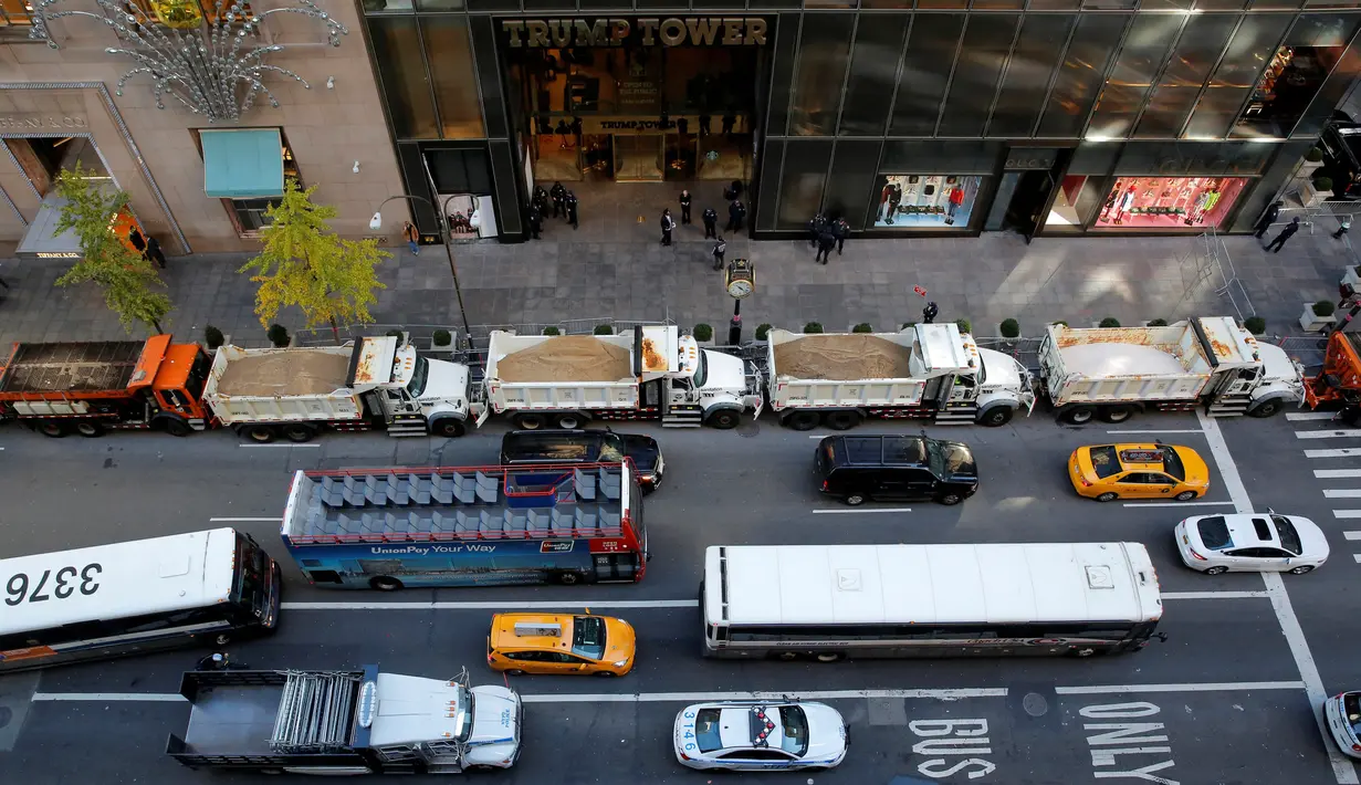 Sejumlah truk berisi pasir berderet menutupi bagian depan markas Donald Trump di New York, Gedung Trump Tower, Selasa (8/11). Menurut sumber, truk-truk pasir itu berguna melindungi bangunan tersebut dari penyerangan mendadak. (REUTERS/Andrew Kelly)