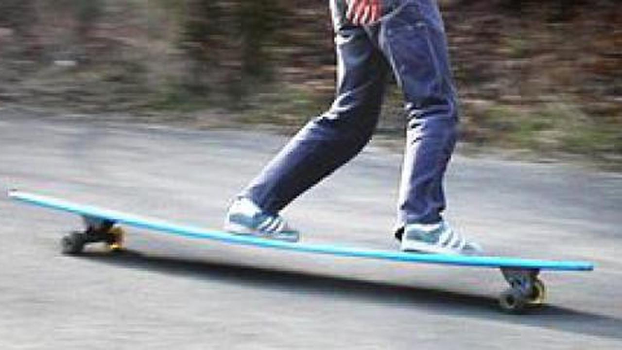 Apakah perbedaan longboarding dan skateboarding?