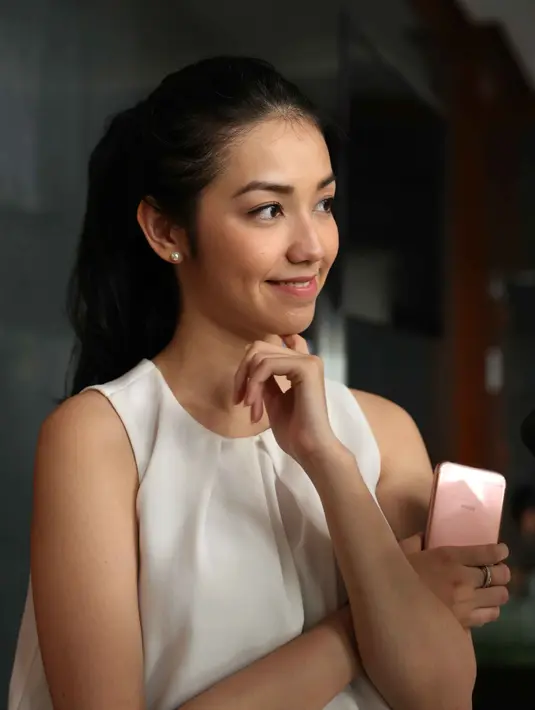 "Kemarin tensi papa sering tinggi, kan di sidang sebelumnya dia enggak datang sebagai saksi terus dijemput paksa. Jadi tensinya naik. Ada kejadian yang bikin kondisi naik turun," ungkap Velove Vexia. (Nurwahyunan/Bintang.com)