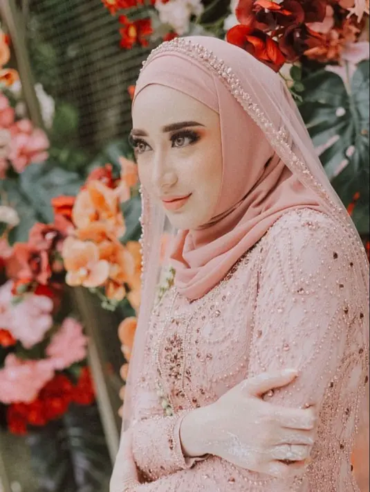 Akad nikah Chaca digelar hari ini pada Kamis 20 Juli 2023. Di kesempatan itu, ia tampil menawan kenakan kebaya dan hijab warna dusty pink.[Foto: IG/nandito_photography].