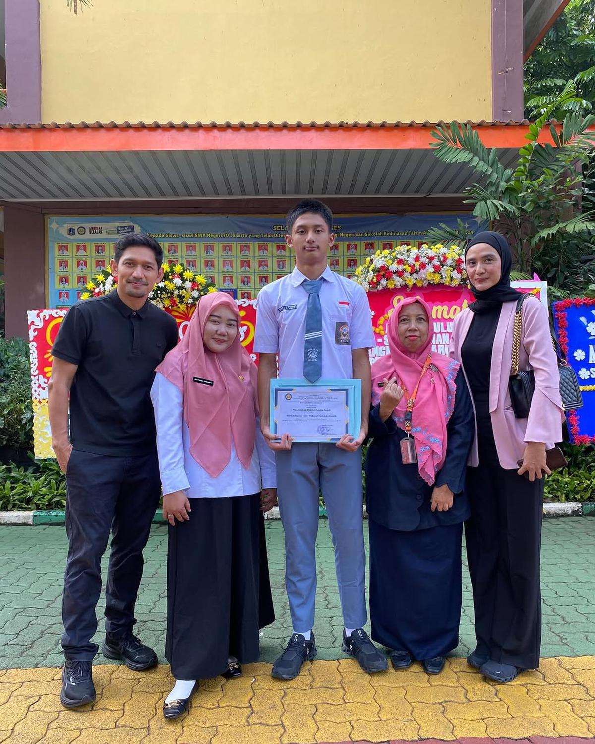 5 Seleb Hadir Bersama Mantan di Acara Kelulusan Sekolah Anak, Akur dan Tampil Kompak