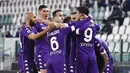 Para pemain Fiorentina merayakan gol yang dicetak oleh Dusan Vlahovic ke gawang Juventus pada laga Liga Italia di Turin, Rabu (23/12/2020). Fiorentina menang dengan skor 0-3. (Fabio Ferrari/LaPresse via AP)