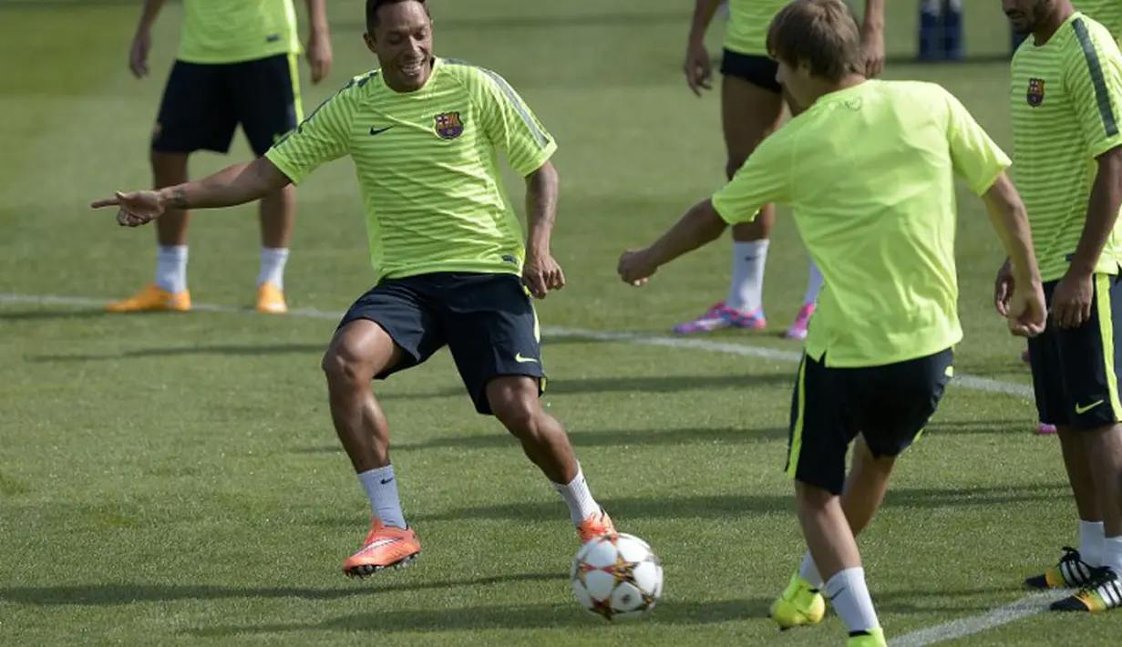 Adriano Correia (kiri), berebut bola dengan rekan setimnya saat berlatih jelang laga melawan APOEL FC di Pusat Olahraga FC Barcelona Joan Gamper di St Joan Despi, (16/9/2014). (AFP PHOTO/Josep Lago)