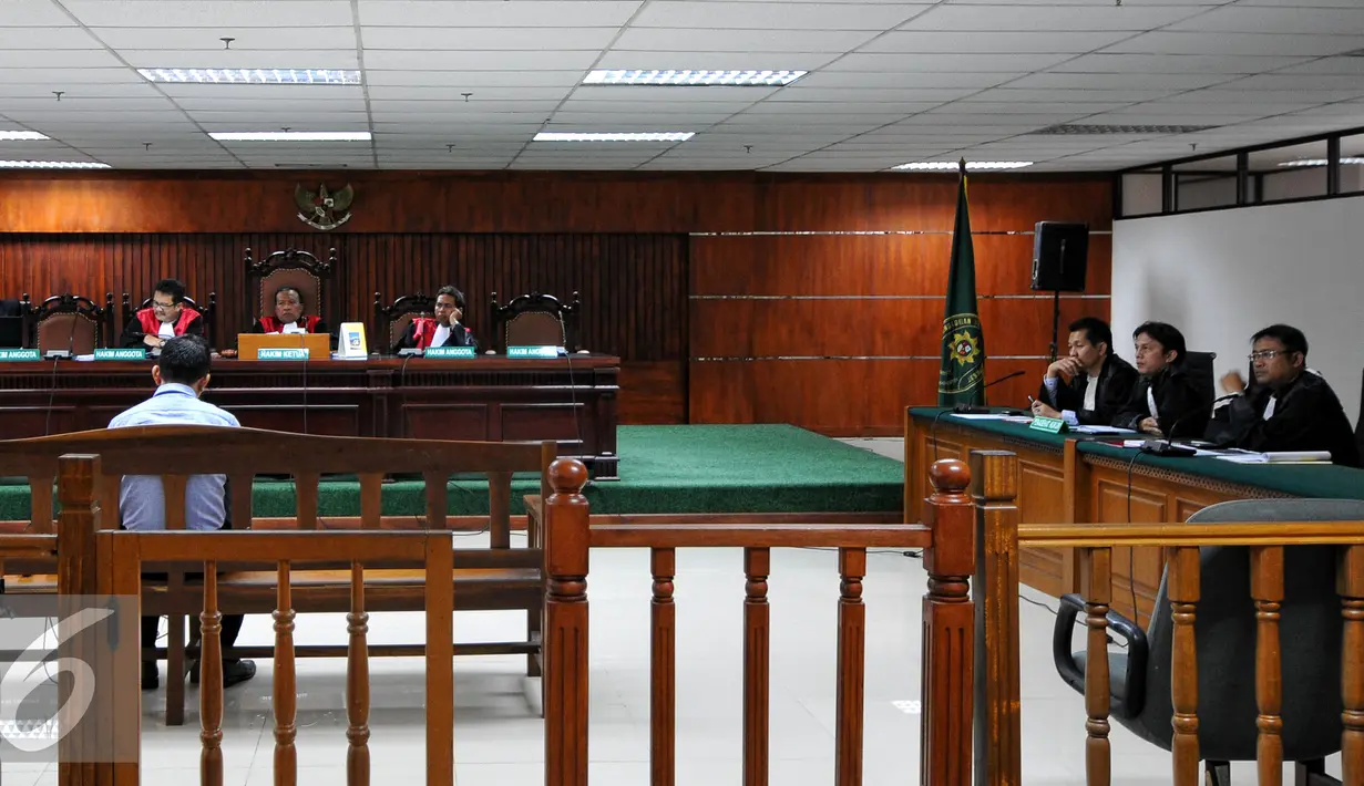 Suasana sidang lanjutan pembacaan dakwaan Abdul Rouf di Pengadilan Tipikor, Jakarta Kamis, 23/7/2015). Rouf diduga turut serta melakukan tindak pidana korupsi bersama Fuad Amin yang menjabat Bupati Bangkalan. (Liputan6.com/Yoppy Renato)