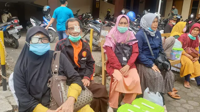 Para pasien katarak asal Garut, beristirahat setelah mengikuti operasi katarak gratis di klinik Baiturahman, dalam rangkaian perayaan ke-62 Hari Bhakti Adhyaksa (HBA). (Liputan6.com/Jayadi Supriadin)