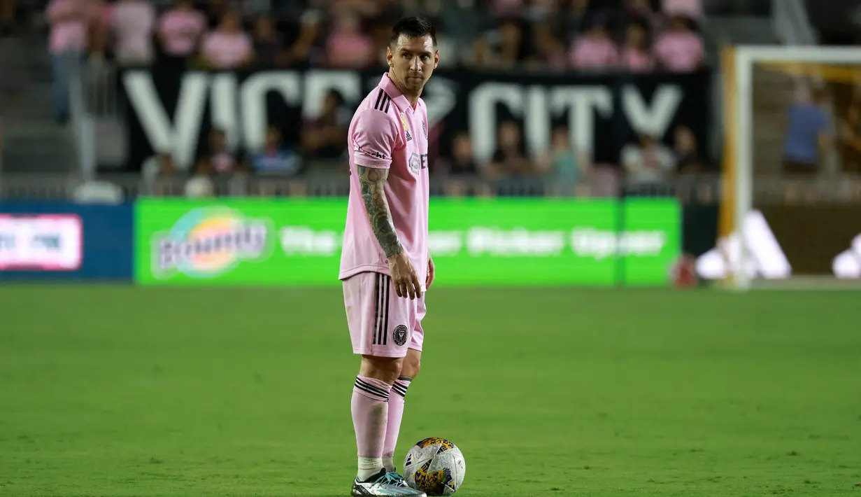 Pemain Inter Miami, Lionel Messi bersiap melakukan tendangan bebas pada laga lanjutan Liga Amerika Serikat (MLS) melawan Toronto FC di DRV PNK Stadium, Florida, Amerika, Kamis (21/09/2023) dini hari WIB. (AFP/Getty Images/Joe Raedle)