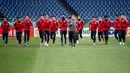 Para pemain Jepang melakukan pemanasan dalam sesi latihan di Stadion Saitama di Saitama (31/1/2022). Jepang akan bertanding melawan Arab Saudi Grup B putaran 3 Kualifikasi Piala Dunia 2022 Zona AFC. (AFP/Philip Fong)