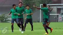 Pemain Timnas Indonesia U-22, Hansamu Yama Pranata (kedua kiri) merayakan gol saat melakoni internal game di Lapangan SPH Karawaci, Tangerang, Banten, Rabu (10/5). Internal game ini bagian persiapan menuju TC di Bali. (Lipiutan6.com/Helmi Fithriansyah) 