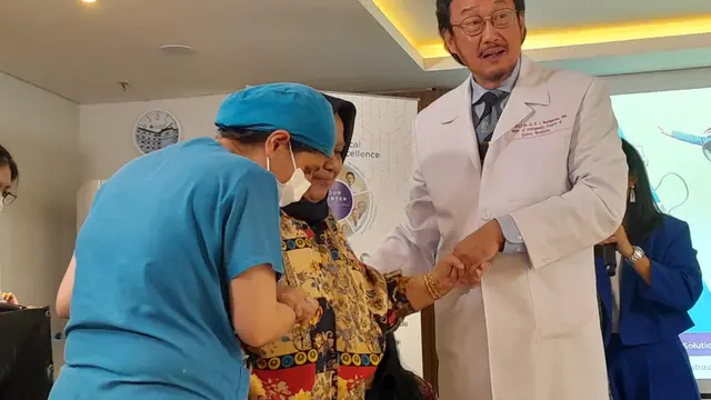 Prof Nico bersama pasien kedua yang menjalani operasi lutut dibantu dengan teknologi Velys Robotic.