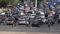 Ribuan kendaraan dari Jakarta, Bekasi, dan Bogor, antre menuju Pelabuhan Merak, Banten, pada Seninm (11/06) siang.
