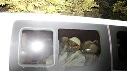 Abu Bakar Baasyir duduk di dalam sebuah van setelah dibebaskan dari Lapas Gunung Sindur, Kabupaten Bogor, Jawa Barat, Jumat (8/1/2021). Abu Bakar Baasyir telah menjalani vonis 15 tahun dikurangi remisi sebanyak 55 bulan. (AP Photo/Aditya Irawan)