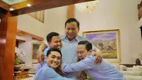 Potret Prabowo Subianto bersama para ajudannya (Sumber: Instagram/rizky_irmansyah)
