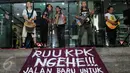  Band Punk Marjinal menyambangi Gedung KPK, Jakarta, Rabu (17/2). Mereka mengadakan konser kecil untuk menyuarakan penolakan terhadap revisi undang-undang nomor 30 tahun 2002 tentang KPK. (Liputan6.com/Helmi Afandi)