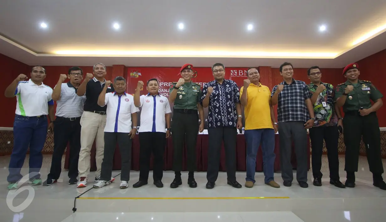Wakil Komandan Grup-3 Kopassus Letnal Kolonel Inf Ahmad Fikri Musmar foto bersama usai memberi keterangan pers terkait kegiatan Danjen Kopassus - BNI Open Volley Ball Tournament, Jakarta Timur, Jumat (31/3). (Liputan6.com/Immanuel Antonius)