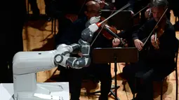 Robot Humanaid YuMi saat memimpin konser Lucca Philharmonic Orchestra di The Teatro Verdi di Pisa, Italia (12/9). Robot YuMi dirancang untuk minirukan isyarat Colombini. (AFP Photo/Miguel Medina)