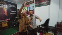 Calon Wakil Gubernur Jawa Tengah Sudirman Said, bernyanyi bersama musisi lkegendaris, Nomo Koeswoyo (Tim Media Sudirman Said)