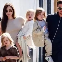 Kabar mengejutkan dari selebriti dunia. Pasangan yang banyak dijadikan sebagai rujukan karena keharmonisannya keduanya itu harus berakhir. Angelina Jolie ingin mengakhiri pernikahannya dengan Brad Pitt. (Instagram/angelinajolieofficial)