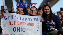 Tiga fans wanita AS membentangkan poster sebelum pertandingan Grup F Piala Dunia Wanita 2019 antara Amerika Serikat melawan Thailand di Stadion Auguste-Delaune di Reims, Prancis (11/6/2019). (AFP Photo/Thomas Samson)