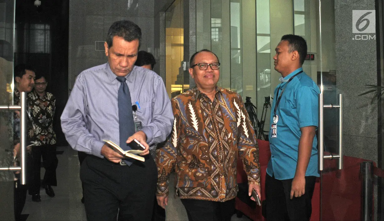 Dirut BPJS Ketenagakerjaan Agus Susanto (kanan) bersama Deputi Pencegahan KPK Pahala Nainggolan (kiri) usai bertemu di Gedung KPK, Jakarta, Rabu (21/2). Agus minta bantuan KPK mengawal dana pengelolaan sebesar Rp 320 trilun. (Liputan6.com/Herman Zakharia)