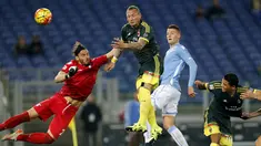Kiper Lazio, Marchetti berusaha menghalau bola sundulan bek AC Milan, Philippe Mexes  (tengah) pada lanjutan liga serie A di Olimpico Stadium, Italia (1/2/2015). AC Milan menang atas Lazio dengan skor 1-3. (REUTERS/Giampiero Sposito)