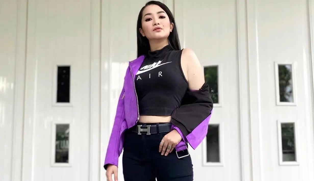 Gaya outfit pemilik nama lengkap Fitri Dian Puspita ini memang dikenal glamor saat di atas panggung. Kendati demikian, di kesehariannya ia lebih sering tampil dengan gaya simpel dan sporty. Ia juga sering membagikan gaya ootd-nya di media sosial, terutama Instagram. 
(Liputan6.com/IG/fitricarlina)