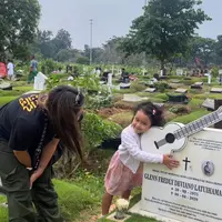 Mutia Ayu ajak Gewa ziarah ke makam Glenn Fredly, bikin netizen mewek