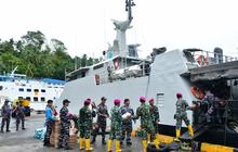 KRI Selar-879 Serahkan Bantuan Logistik TNI AL ke Kepulaua Sitaro