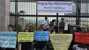 Aktivis dari berbagai elemen menggelar aksi Panggung Rabu #SistersInDanger di depan DPR, Jakarta, Rabu (11/5). Mereka menyerukan untuk segera mengesahkan RUU Penghapusan Kekerasan Seksual tanpa hukuman kebiri dan hukuman mati. (Liputan6.com/Johan Tallo)