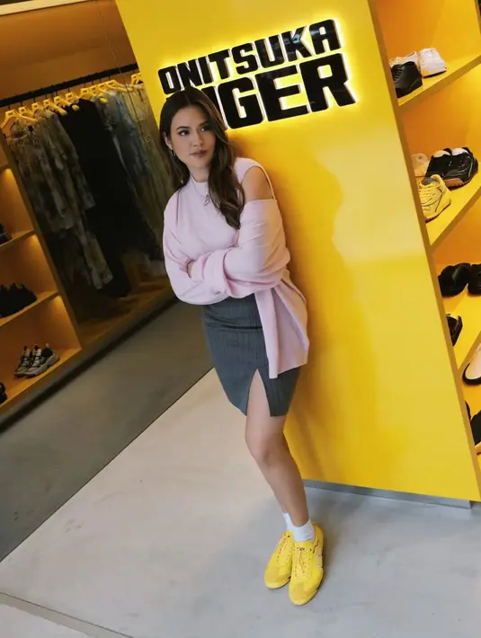 Kenakan atasan yang sama, pesona Raisa terlihat berbeda dengan rok mini dan sneakers kuning [@raisa6690]