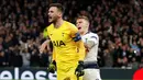 Ekspresi kiper Tottenham Hotspur Hugo Lloris (depan) setelah berhasil menepis tendangan penalti penyerang Manchester City Sergio Aguero pada leg pertama perempat final Liga Champions 2018-2019 di Tottenham Hotspur Stadium, London, Selasa (9/4). (Reuters/Paul Childs)