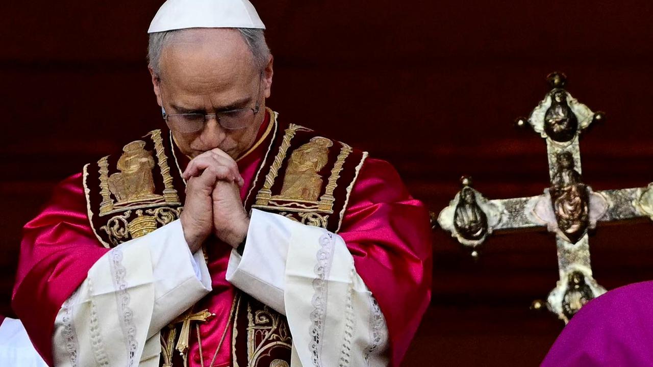 FOTO: Asap Putih Muncul di Kapel Sistina, Robert Prevost Terpilih Jadi Paus Leo XIV