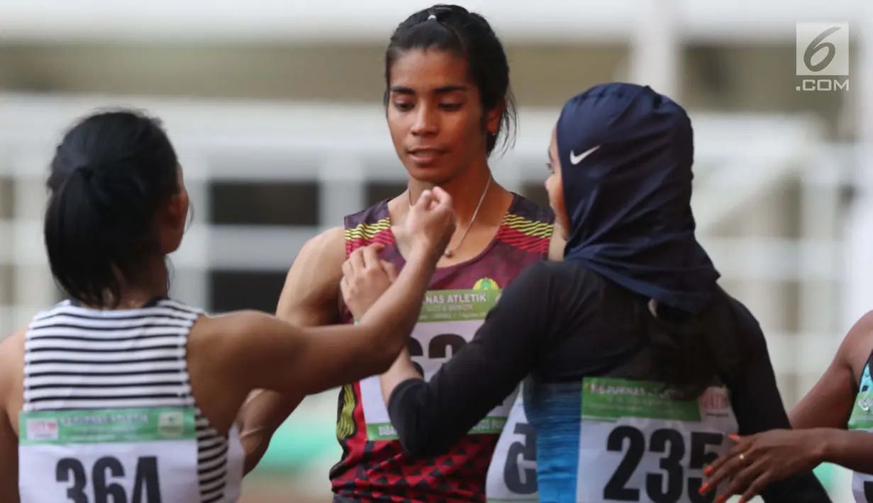 Atlet asal Maluku, Alvin Tehupeiory (tengah) usai menyelesaikan lomba lari 100 meter putri senior Kejurnas Atletik U18, U20 dan Senior 2019 di Stadion Pakansari, Kab Bogor, Jumat (2/8/2019). Alvin Tehupeiory meraih posisi pertama dengan catatan waktu 11,64 detik. (Liputan6.com/Helmi Fithriansyah)
