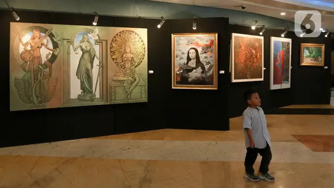 Seorang anak berdiri dekat karya yang dipajang pada pameran seni rupa di Plaza Teater Besar, Taman Ismail Marzuki, Jakarta, Selasa (21/5/2024).&nbsp;Pameran seni rupa bertajuk 'Bergerak" ini diselenggarakan oeh Dinas Kebudayaan DKI Jakarta dalam rangka HU