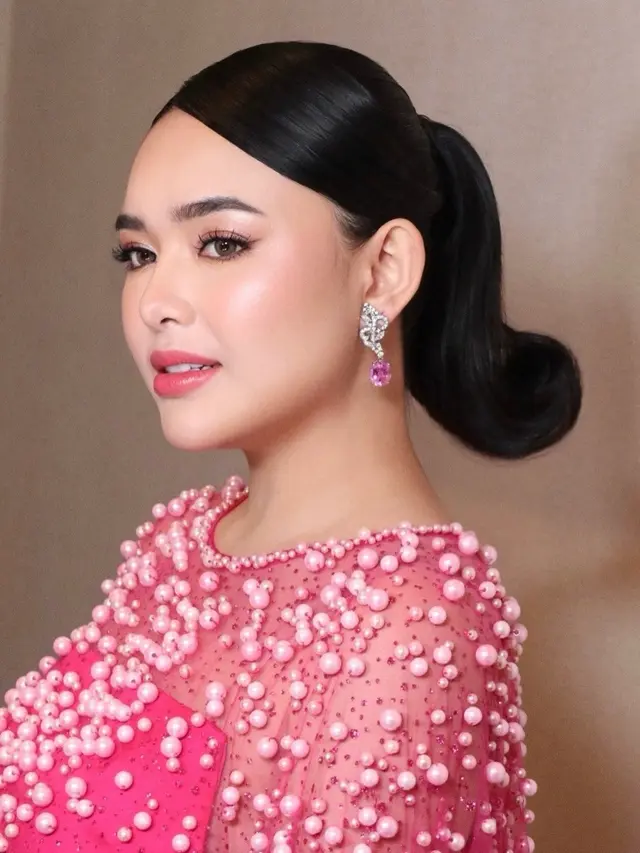 Amanda Manopo Tampil Bak Barbie Hidup dengan Pinkish Fresh Makeup dan Curl Ponytail