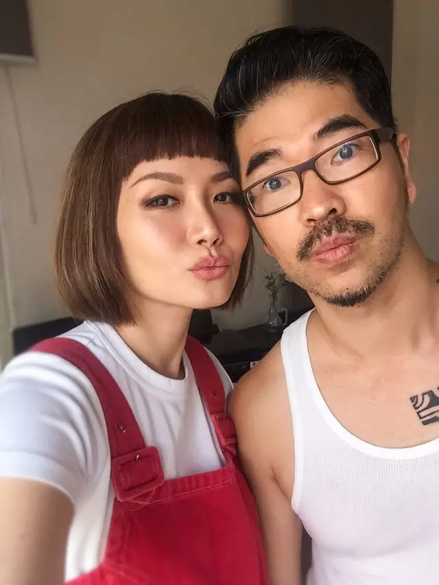Jalani 15 Tahun Pernikahan, Ini 7 Potret Mesra Alena Wu Bersama Suami