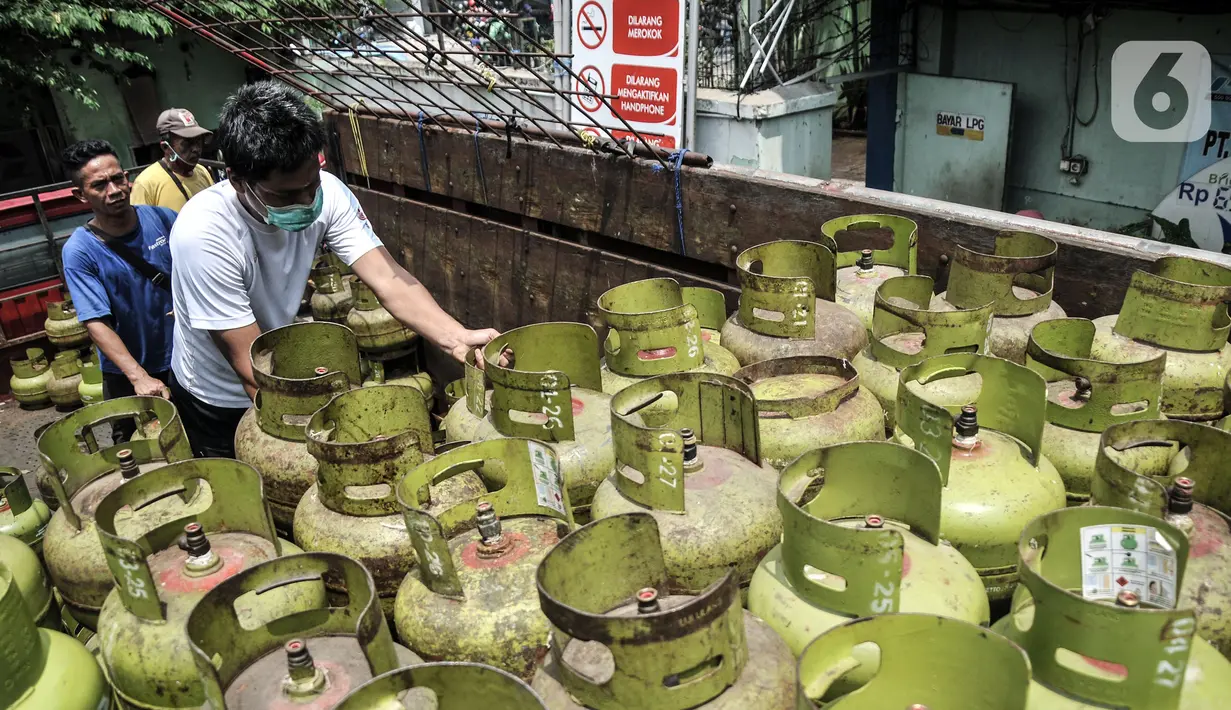 Pekerja melakukan bongkar muat tabung elpiji atau LPG 3 kilogram di agen gas kawasan Rawasari, Jakarta, Senin (19/9/2022). Pengurangan jumlah tabung gas melon akan dilakukan secara bertahap. (merdeka.com/Iqbal S. Nugroho)