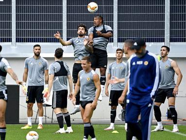 Pemain Wolverhampton Wanderers, Adama Traore, duel udara dengan Ruben Neves saat latihan jelang laga  perempat final Liga Europa di Duisburg, Jerman, Senin (10/8/2020). Wolverhampton akan berhadapan dengan Sevillla. (Ina Fassbender/Pool Photo via AP)