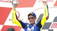 Pembalap Movistar Yamaha, Valentino Rossi, naik podium kedua pada MotoGP Jerman, di Sirkuit Sachsenring, Minggu (15/7/2018). (AP Photo/Jens Meyer)